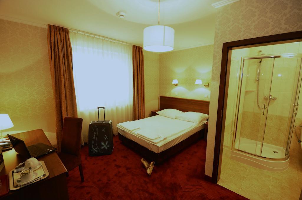 Hotel Chabrowy Dworek Teresin Exteriör bild